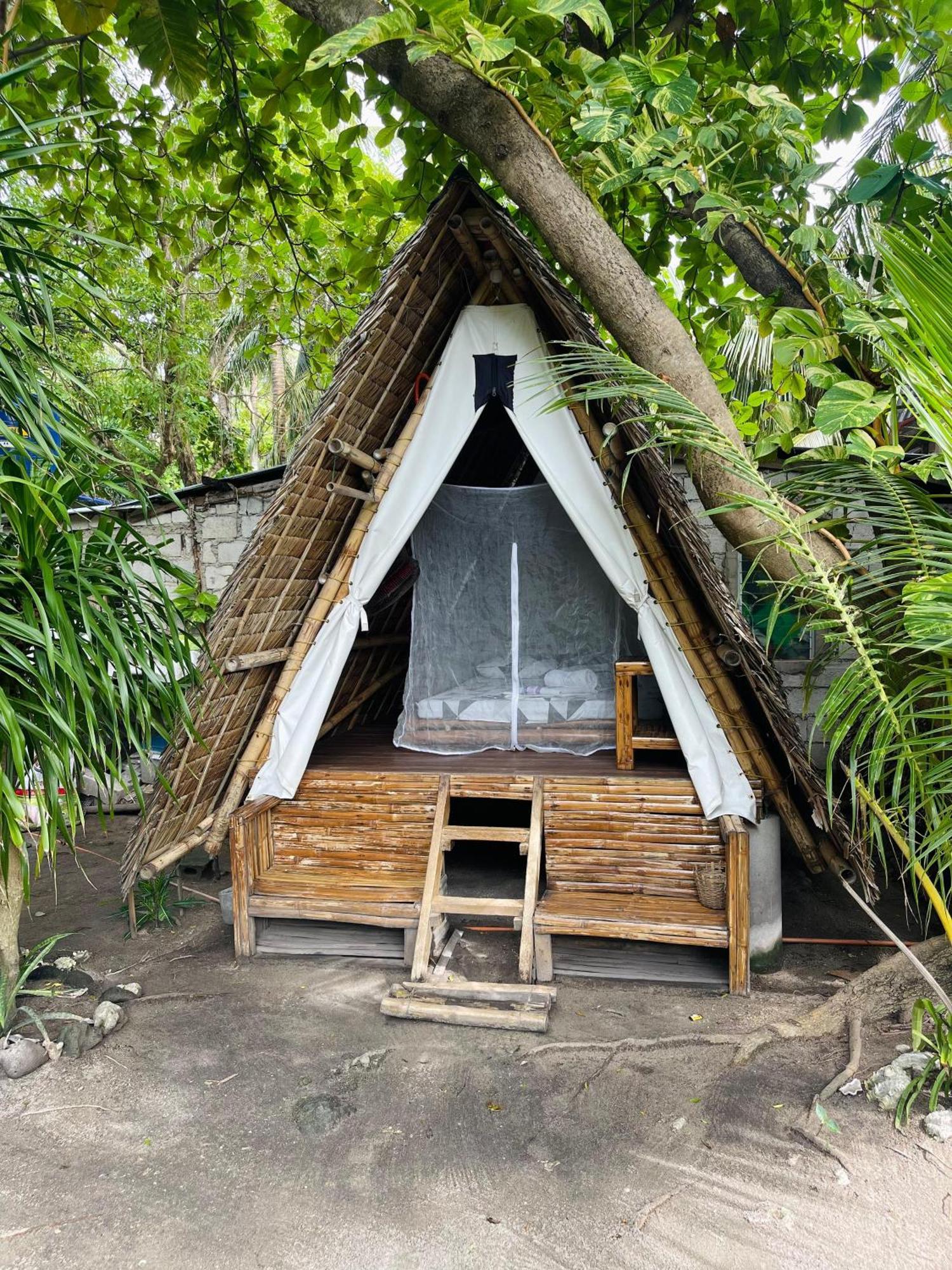 Georgia'S Neverland Hostel Logon Εξωτερικό φωτογραφία